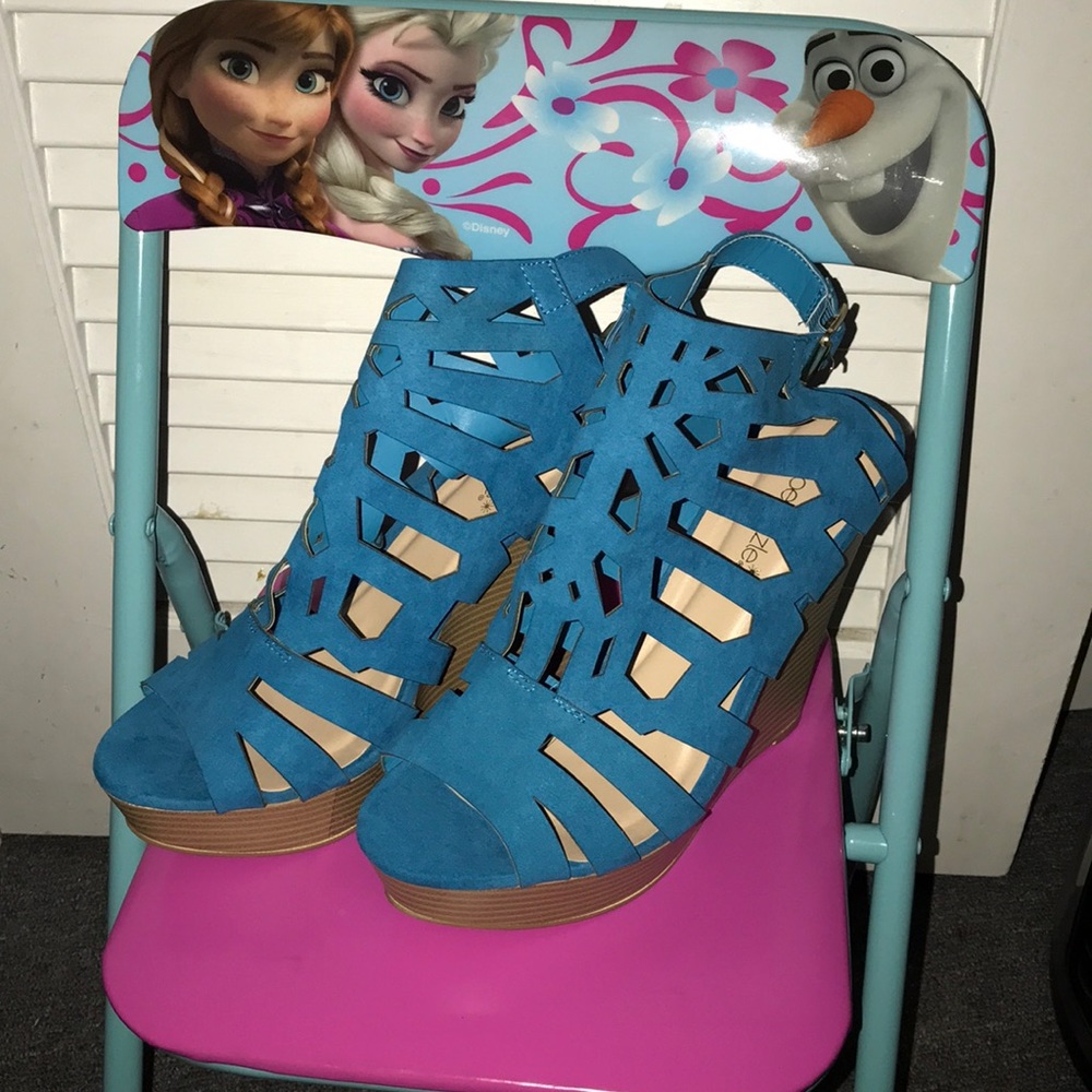 Sea blue wedge